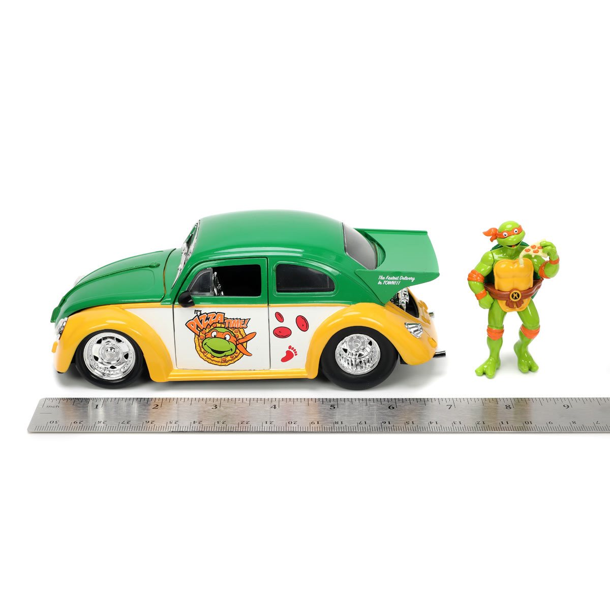 Teenage Mutant Ninja Turtles Volkswagen Beetle 1:24 Scale Die-Cast Metal Vehicle with Michelangelo Figure