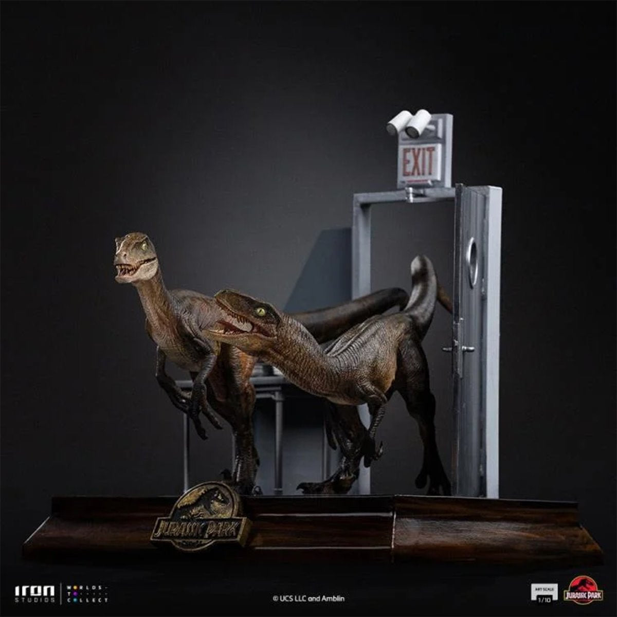 Jurassic Park Raptors at the Kitchen's Door 1:10 Art Scale Limited Edition Statue