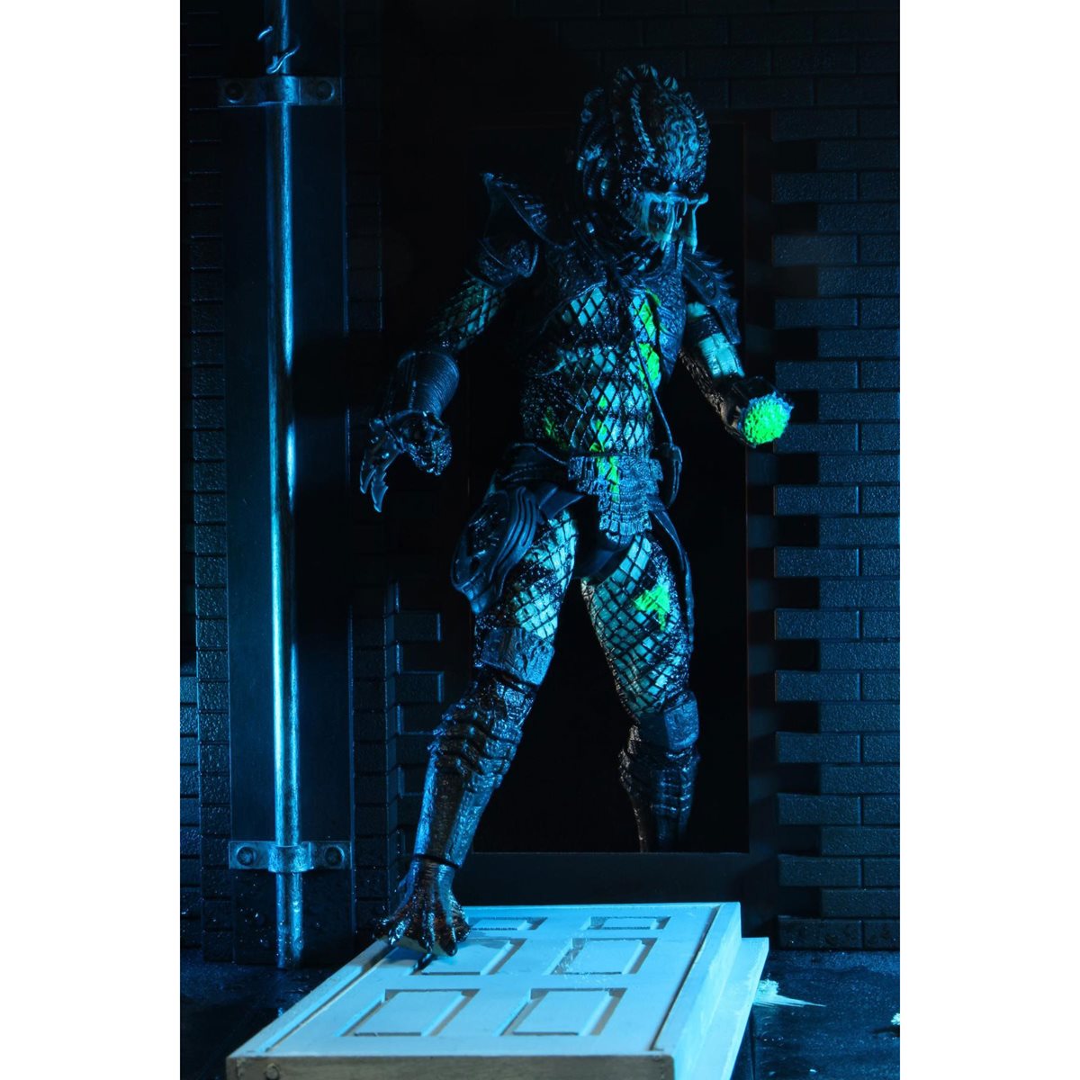 Predator Ultimate Battle Damaged City Hunter 7-Inch Scale Action Figure