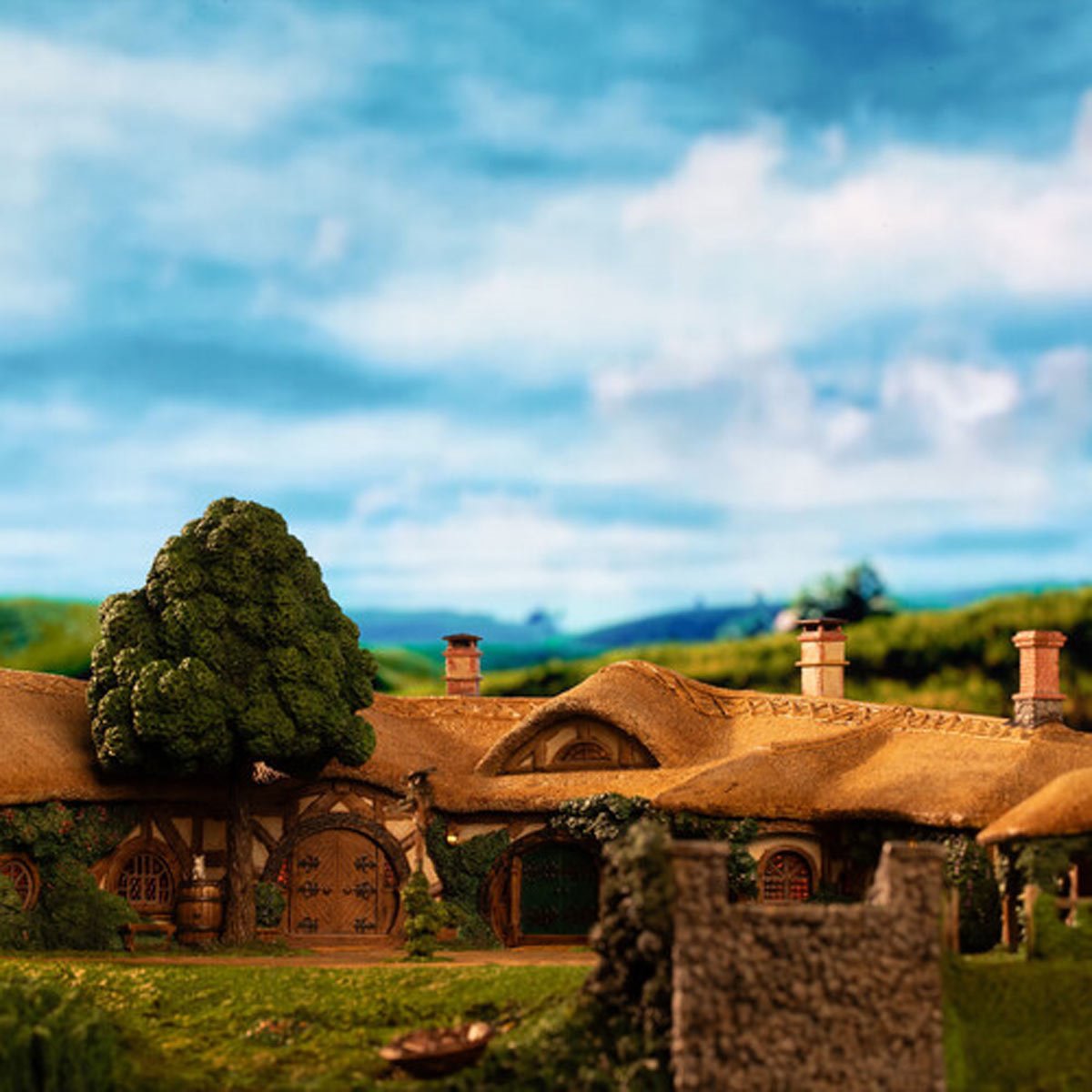 The Lord of the Rings Trilogy The Green Dragon Inn Limited Edition Environment Statue