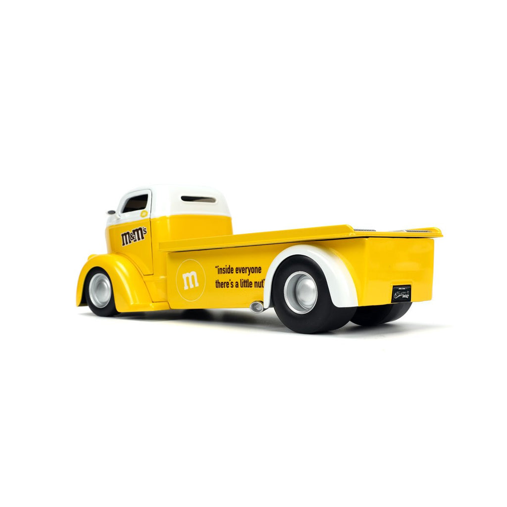 M&M'S 1947 Ford COE Flatbed 1:24 Scale Die-Cast Metal Vehicle with Yellow Figure