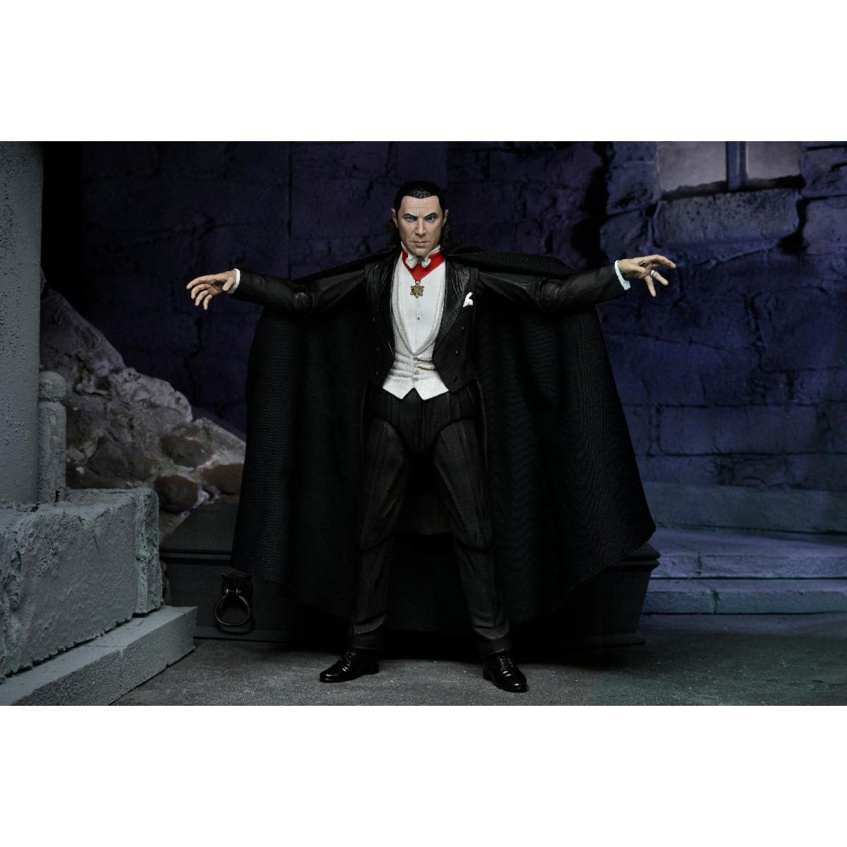 Universal Monsters Ultimate Dracula (Transylvania) 7-Inch Scale Action Figure