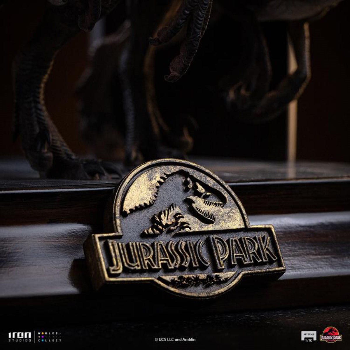 Jurassic Park Raptors at the Kitchen's Door 1:10 Art Scale Limited Edition Statue