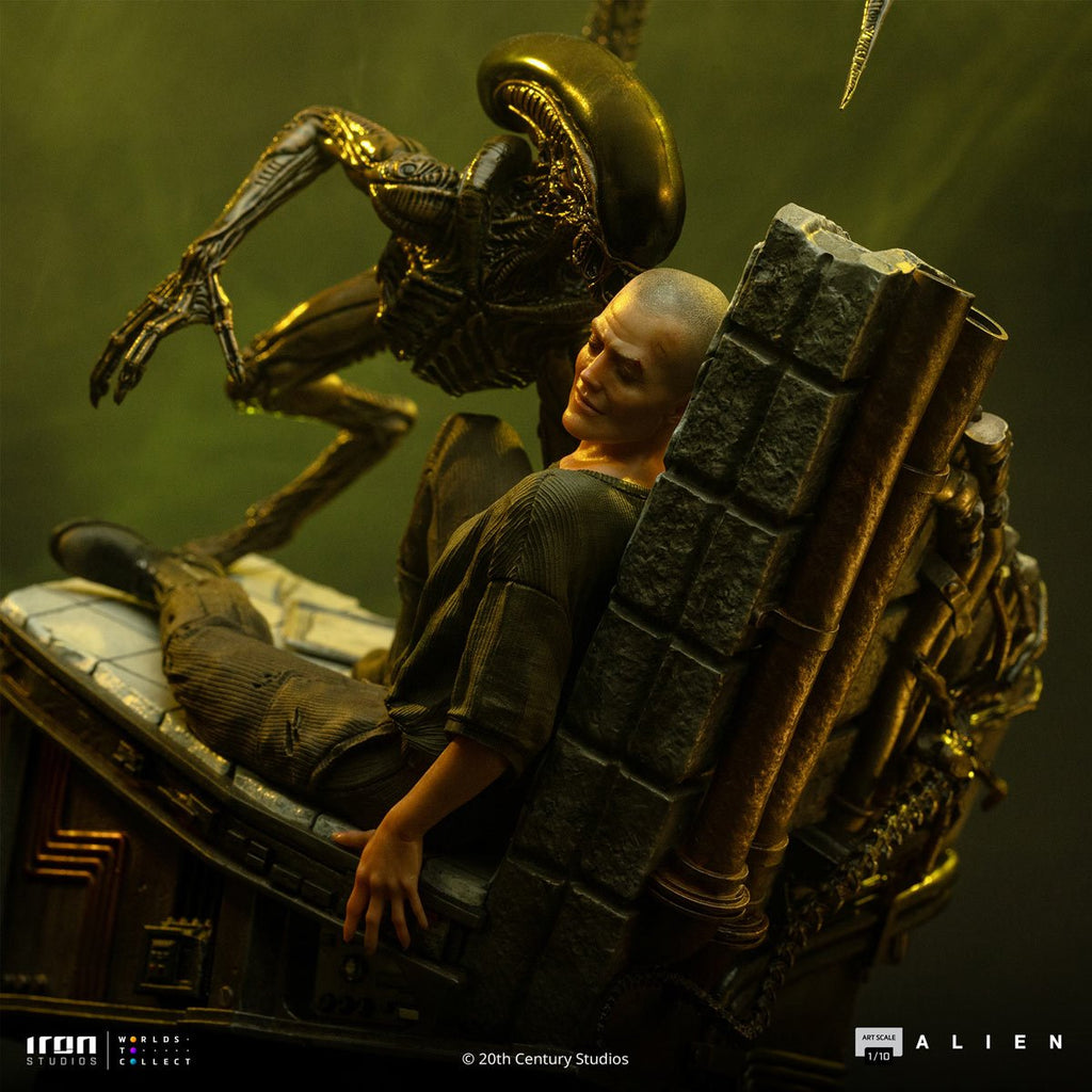 Alien 3 Ellen Ripley and Dog Alien 1:10 Art Scale Statue