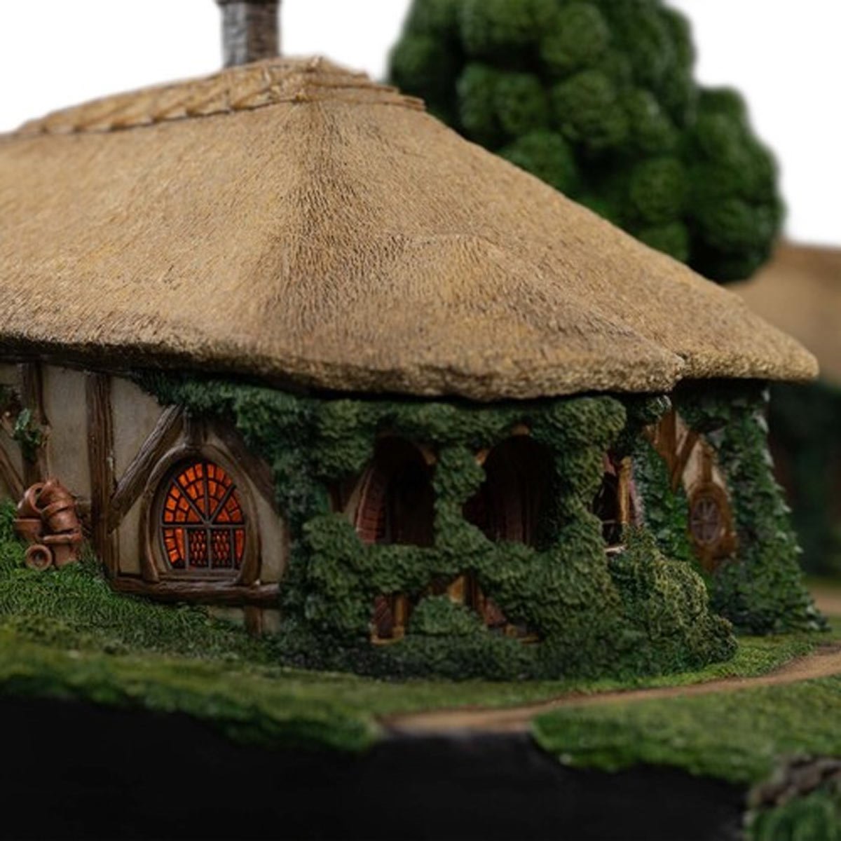 The Lord of the Rings Trilogy The Green Dragon Inn Limited Edition Environment Statue