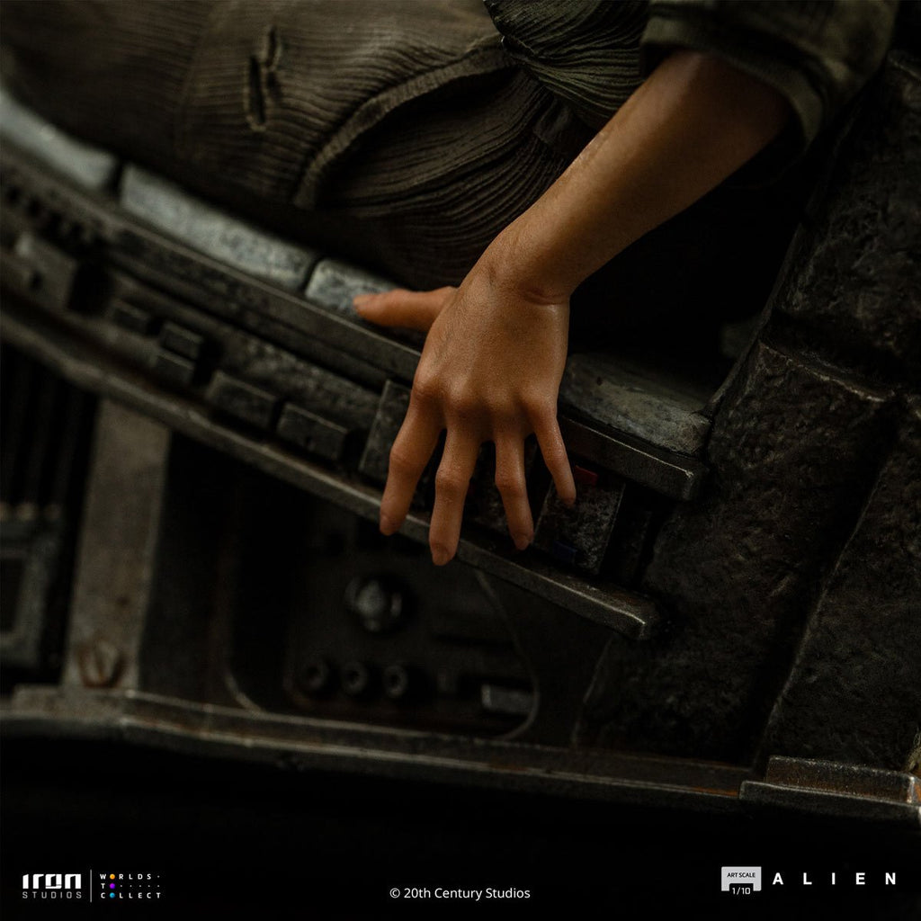 Alien 3 Ellen Ripley and Dog Alien 1:10 Art Scale Statue