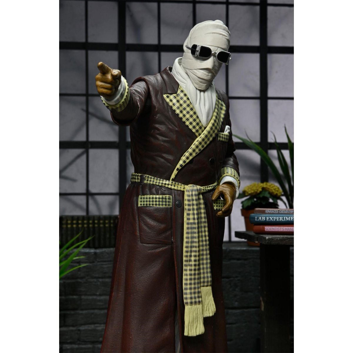 Universal Monsters Ultimate Invisible Man Figure Kemp House Color Version 7-Inch Scale Action Figure