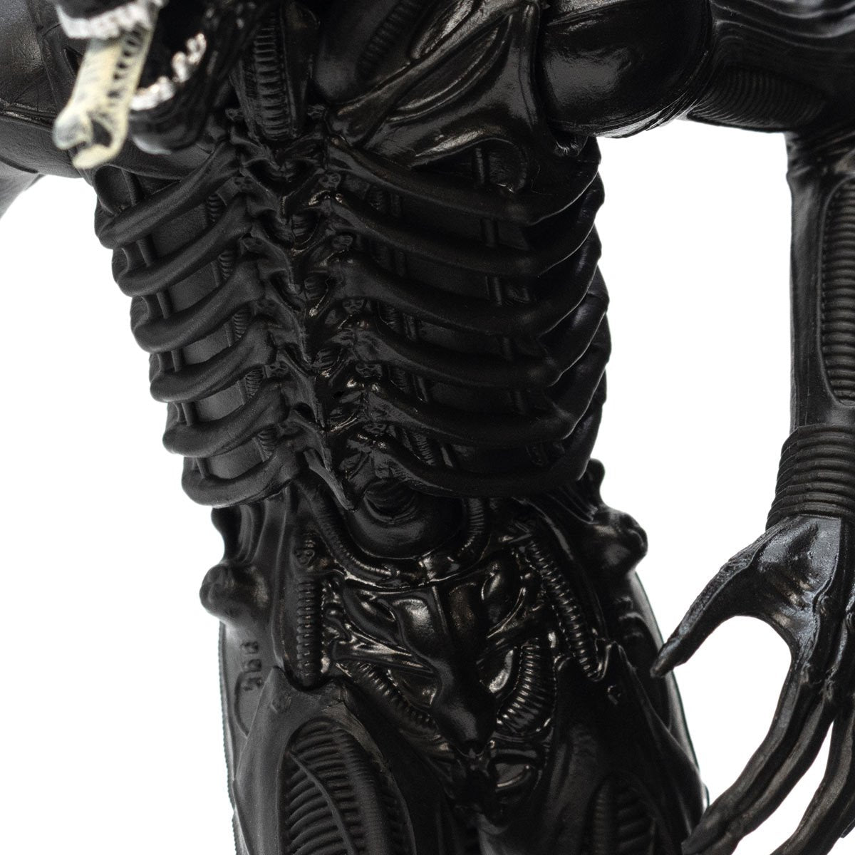 Alien Xenomorph 9-Inch Deluxe Vinyl Statue
