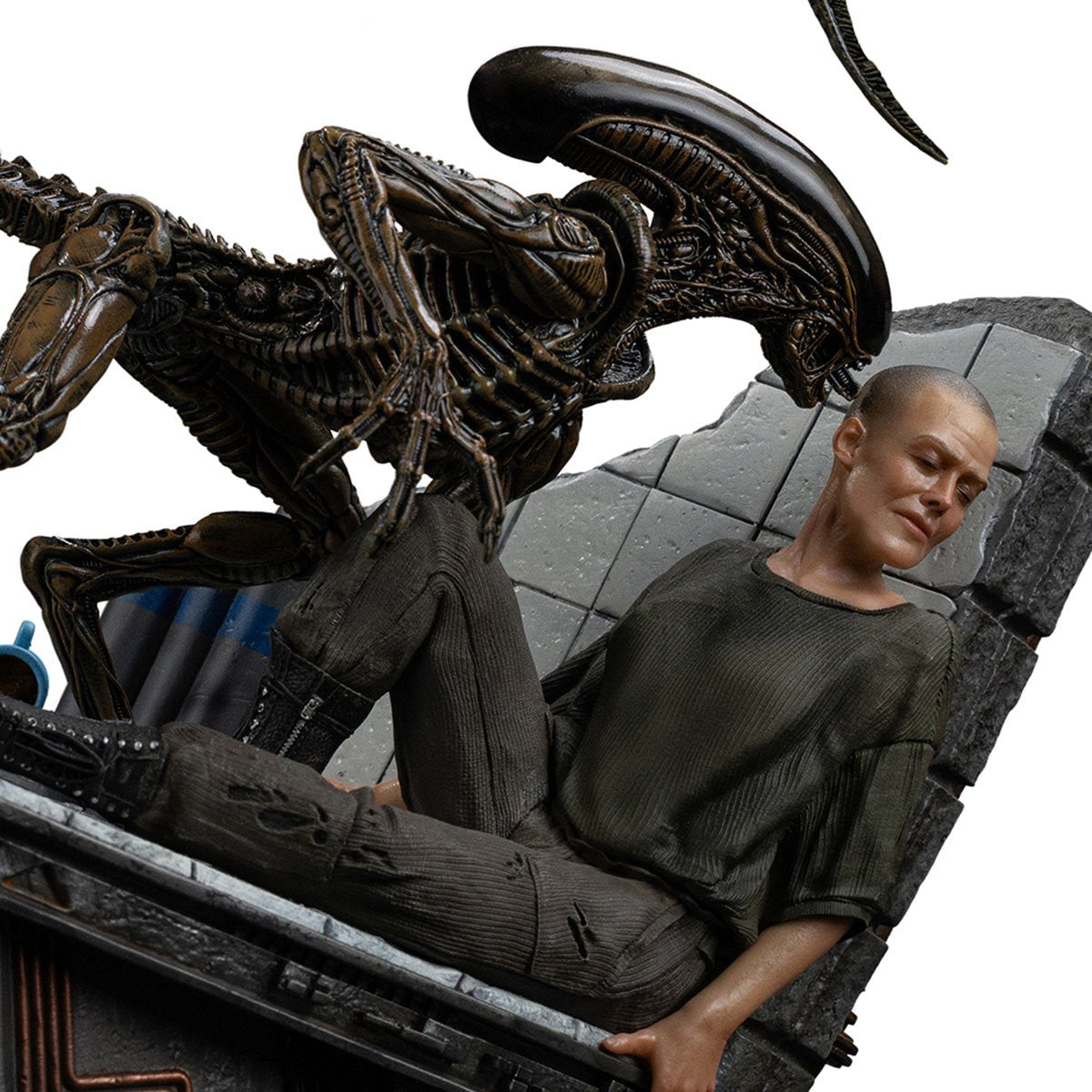Alien 3 Ellen Ripley and Dog Alien 1:10 Art Scale Statue