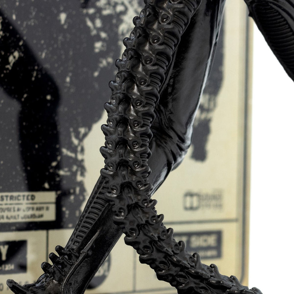 Alien Xenomorph 9-Inch Deluxe Vinyl Statue