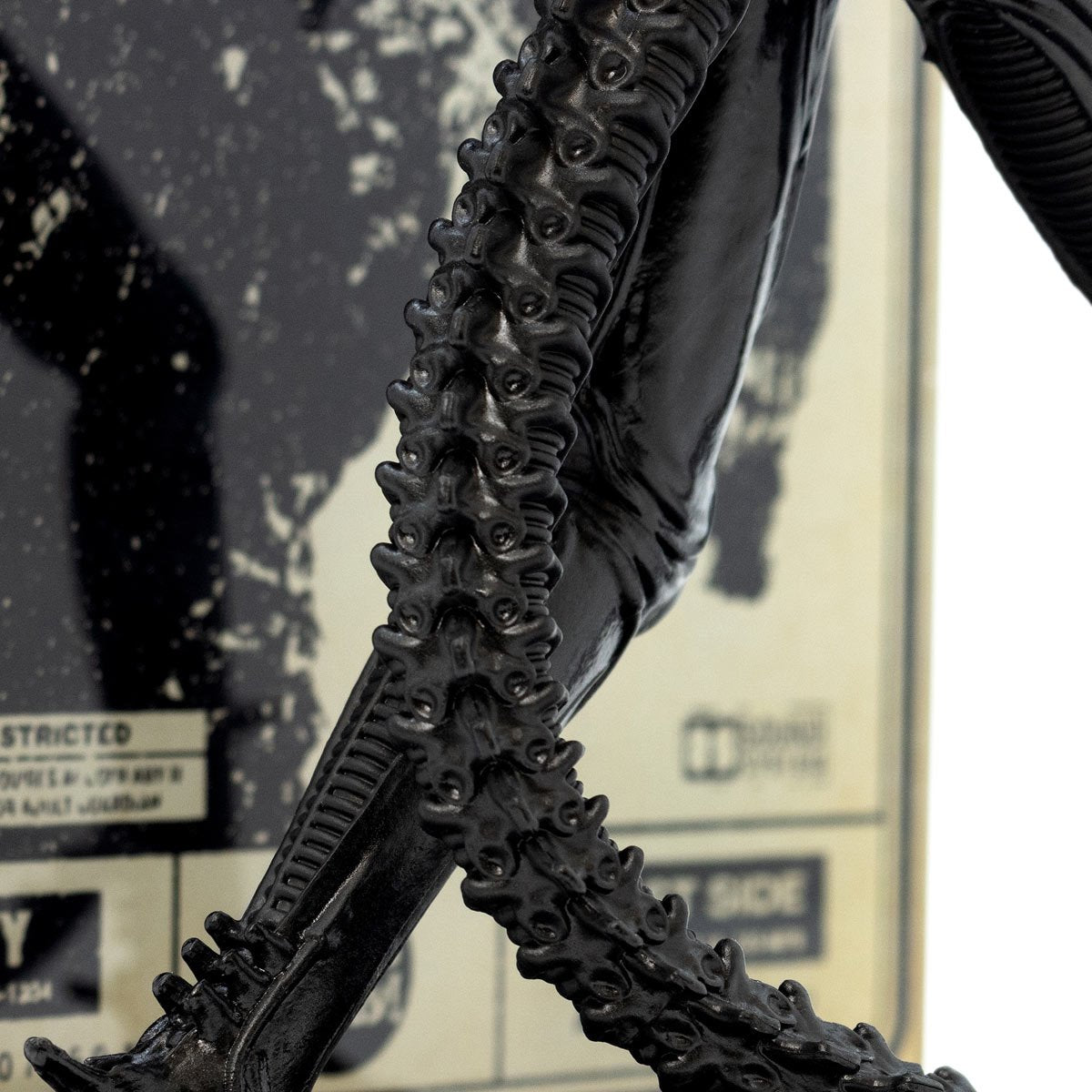 Alien Xenomorph 9-Inch Deluxe Vinyl Statue