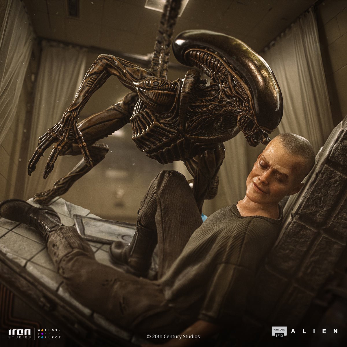Alien 3 Ellen Ripley and Dog Alien 1:10 Art Scale Statue
