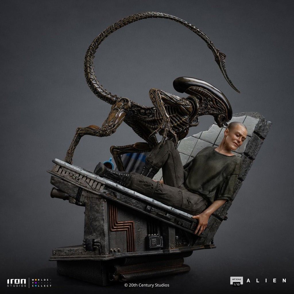 Alien 3 Ellen Ripley and Dog Alien 1:10 Art Scale Statue