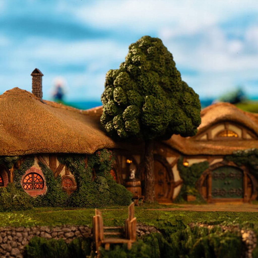 The Lord of the Rings Trilogy The Green Dragon Inn Limited Edition Environment Statue