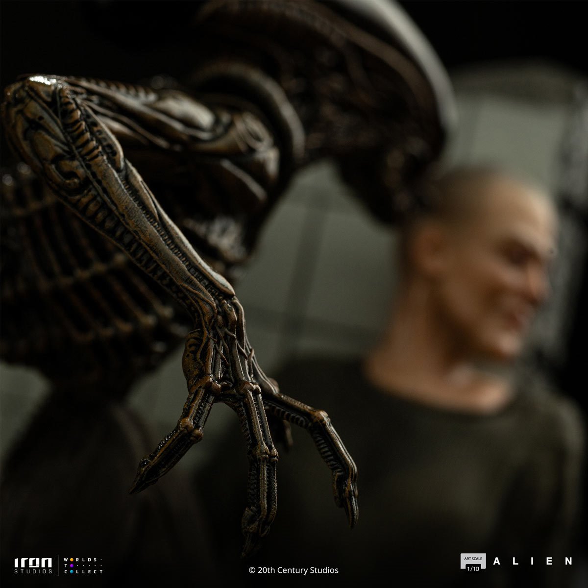 Alien 3 Ellen Ripley and Dog Alien 1:10 Art Scale Statue